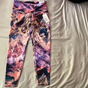 Old Navy Active. Elevate legging with side pockets.